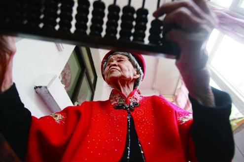 她还酷爱打算盘,说这样可以防止大脑“生锈”